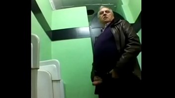 Maduro no banheiro batendo punheta