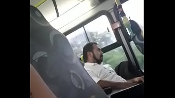 Homem maduro gostoso casado se masturbando no ônibus em Natal Rn