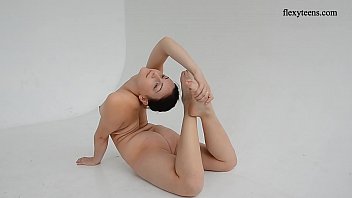 Super flexible hot gymnast Dasha Lopuhova