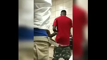 Negros transando no banheiro