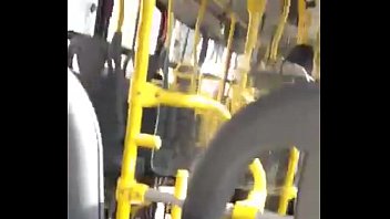 Colocando o pau duro pra fora no ônibus