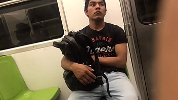 Chacal se toca la verga en metro mexico
