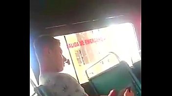 Macho se la jala en el Autobus, mientras otro wey filma